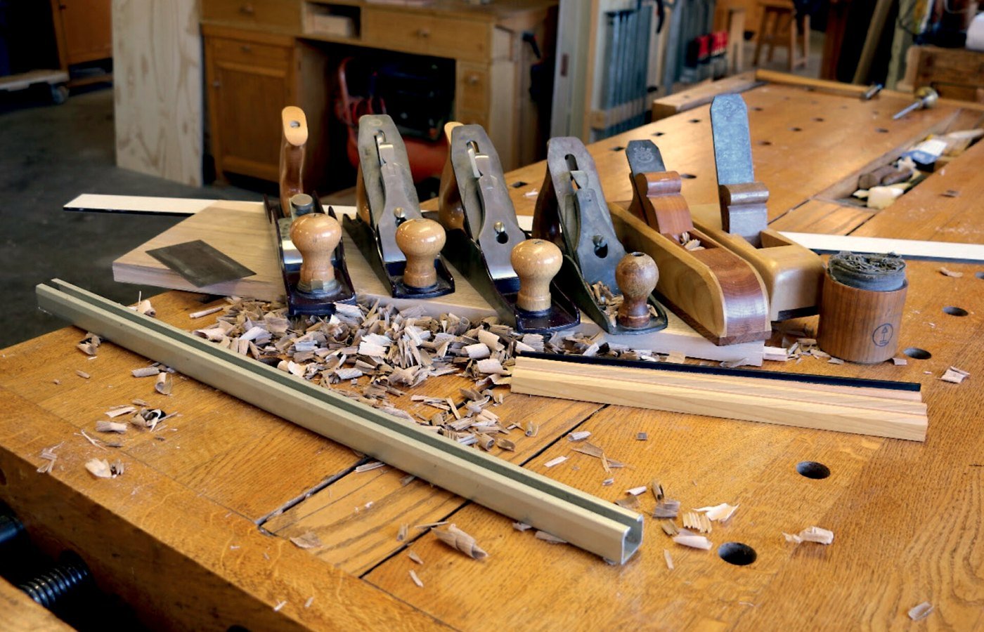 Lakazi Handwerk an einem Massivholzmöbel